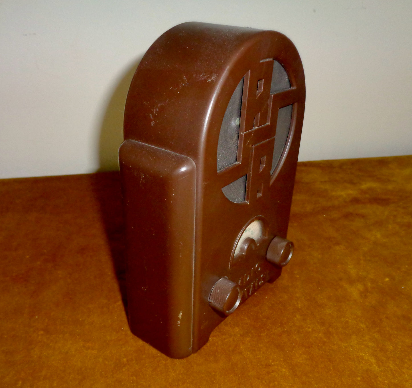 Vintage 1970s Radio Rentals Battery Transistor Radio Novelty Cathedral Style