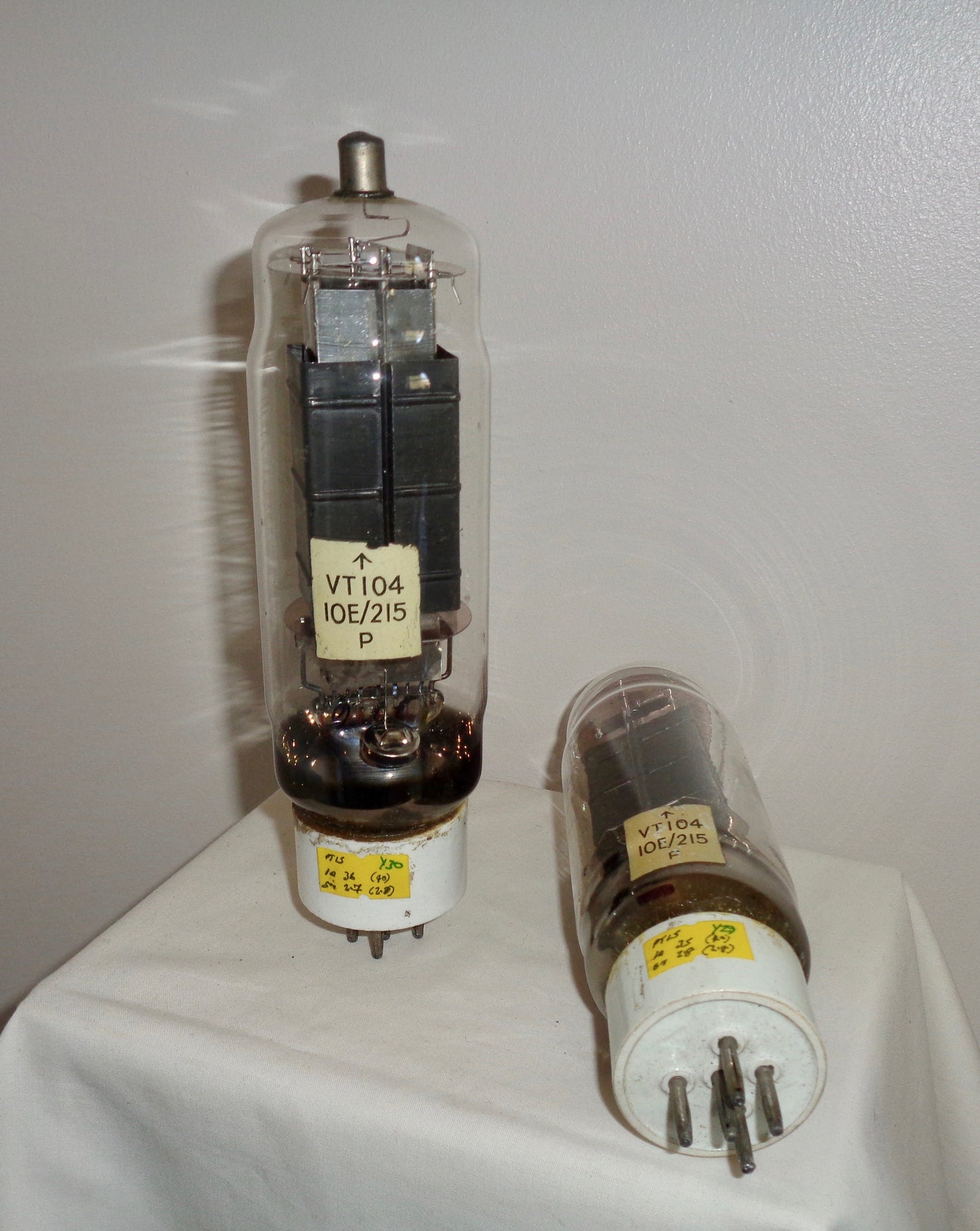 WW2 RAF Manby Metal Transit Case Holding PT15 (VT104) Pentode Valves