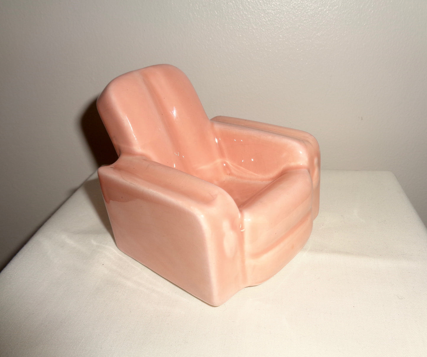 Deco Ceramic Peach Coloured Armchair Pipe Stand Rest / Holder