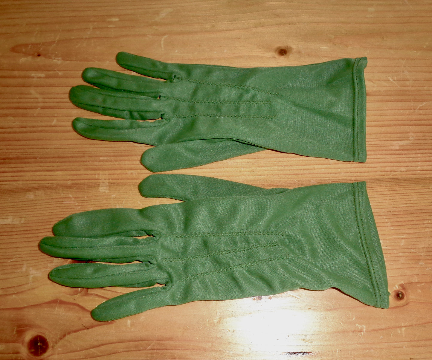 1950s Ladies Gloves Medium Size Wrist Length In Green Nylon