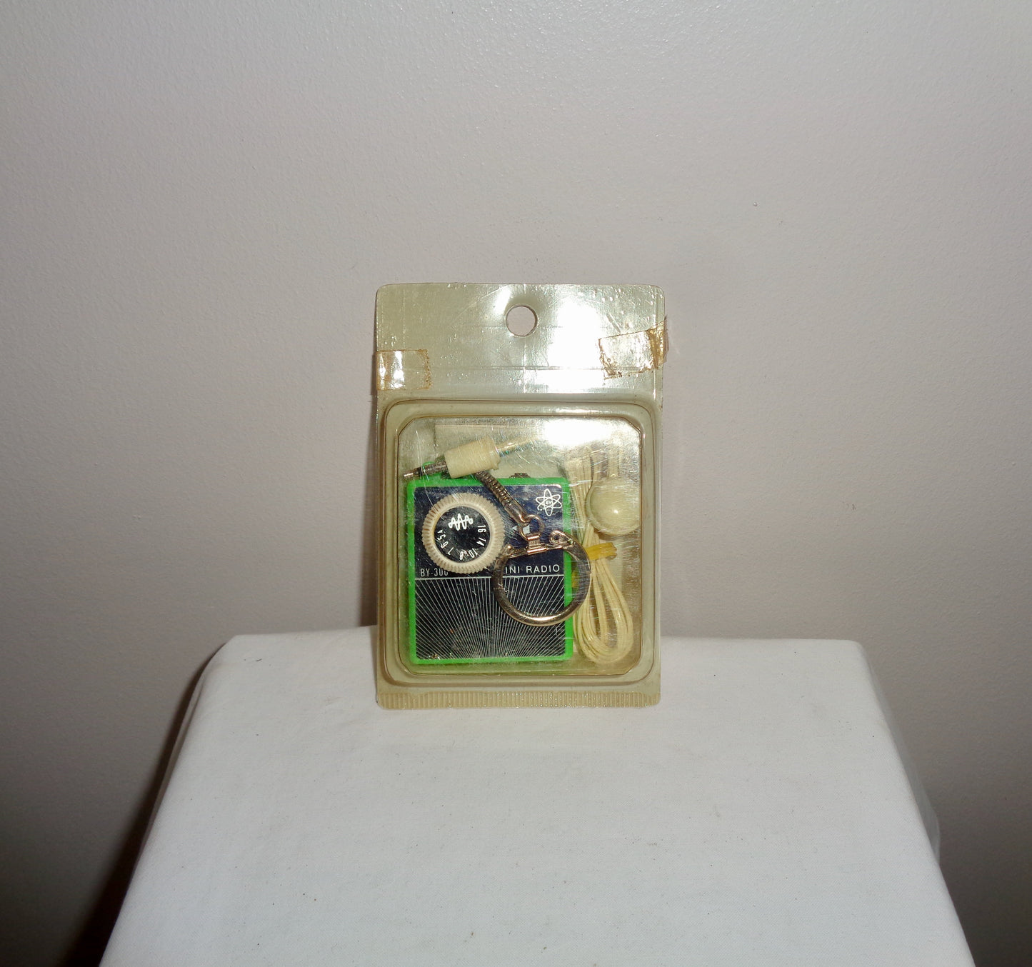 1960s Mini Radio BY-300 Portable Battery Micro Pocket Transistor