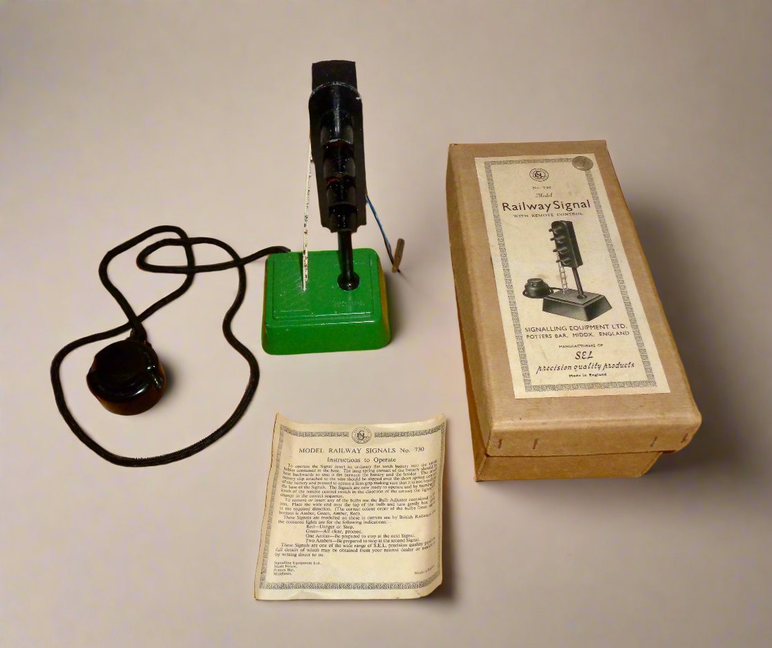 1950s British SEL Metal Battery Operated Railway Signal Light Toy Model 730 In Its Original Box