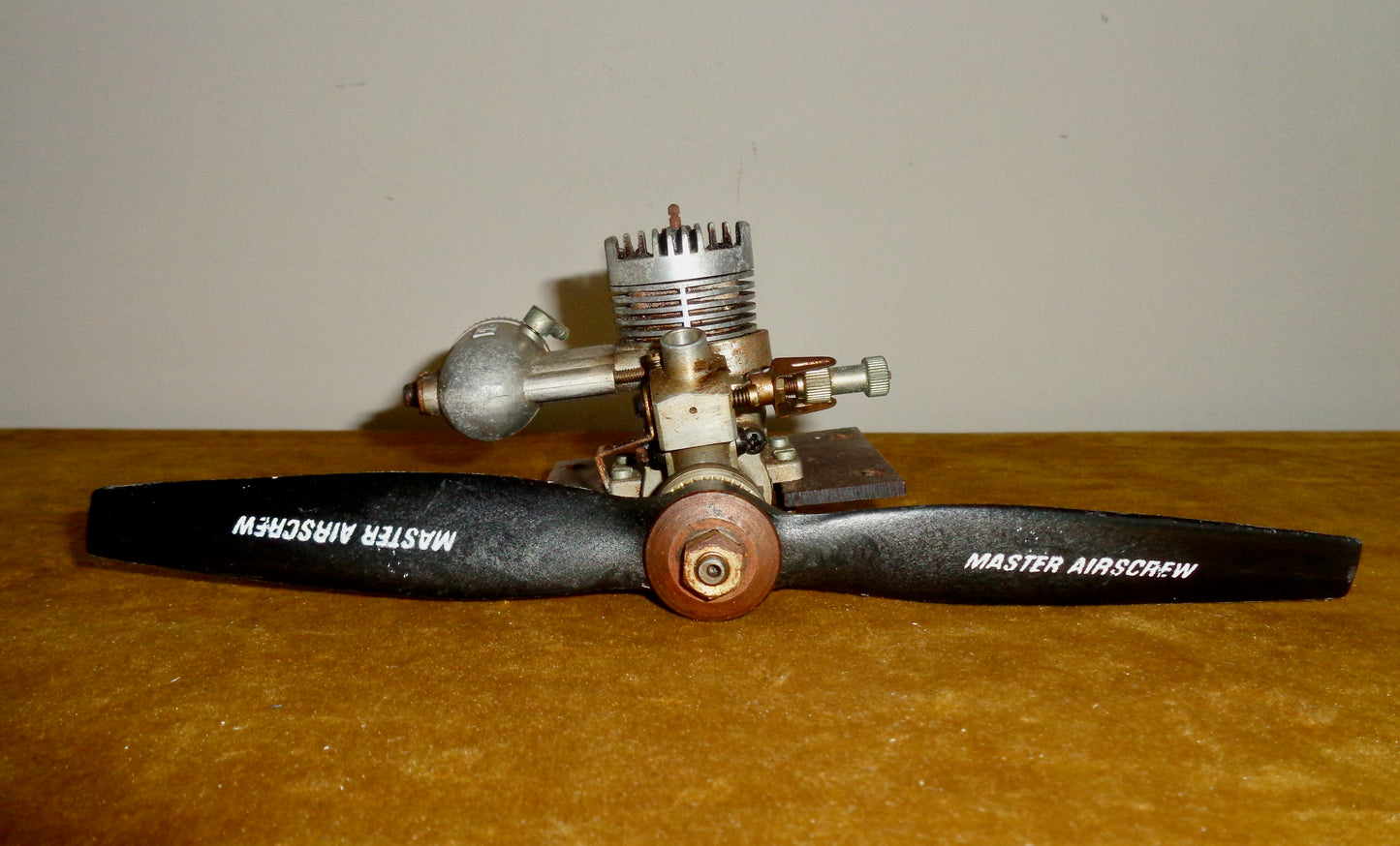 1970s Enya Model 4005 19V Engine For Model Aircraft With Master Airscrew Propellor