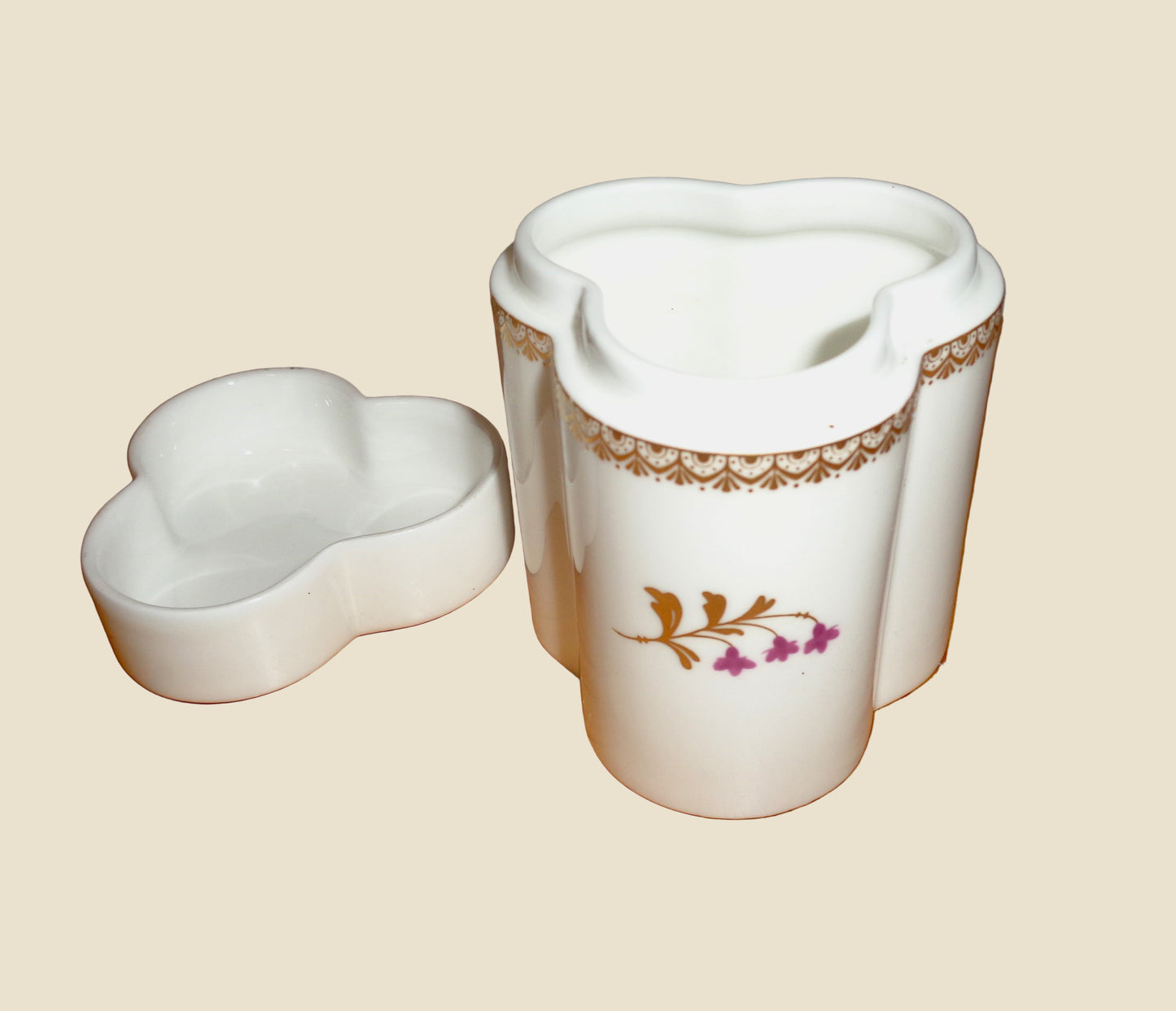 Royal Worcester Bone China Lidded Trefoil / Three Sided Trinket Box 3849