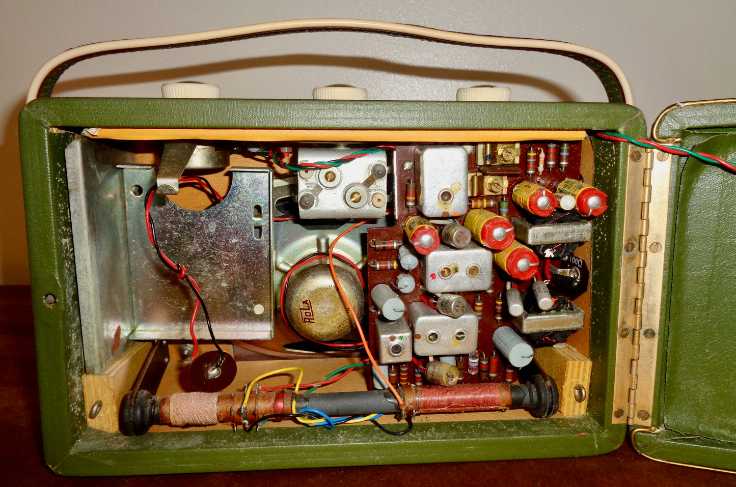 1960s Roberts Green R300 Transistor Portable Radio