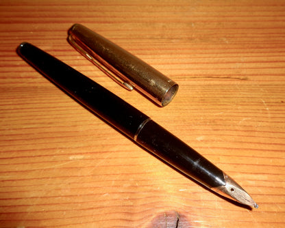 Vintage Parker 65 Custom Black and 14K Gold Nib Fountain Pen In Its Original Case