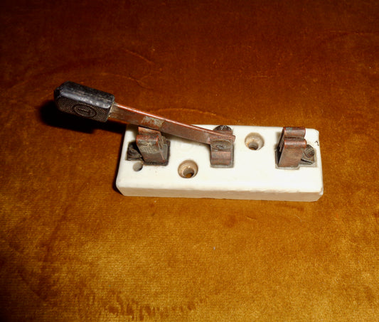 Vintage Trumbull Porcelain Aerial Knife Switch Single Pole Single Throw SPST 9.8 cm x 3.5 cm