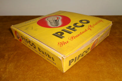Vintage PIFCO No.522 Miniature Bulbs Sales Counter Box With 2.5v 0.3amp Bulbs