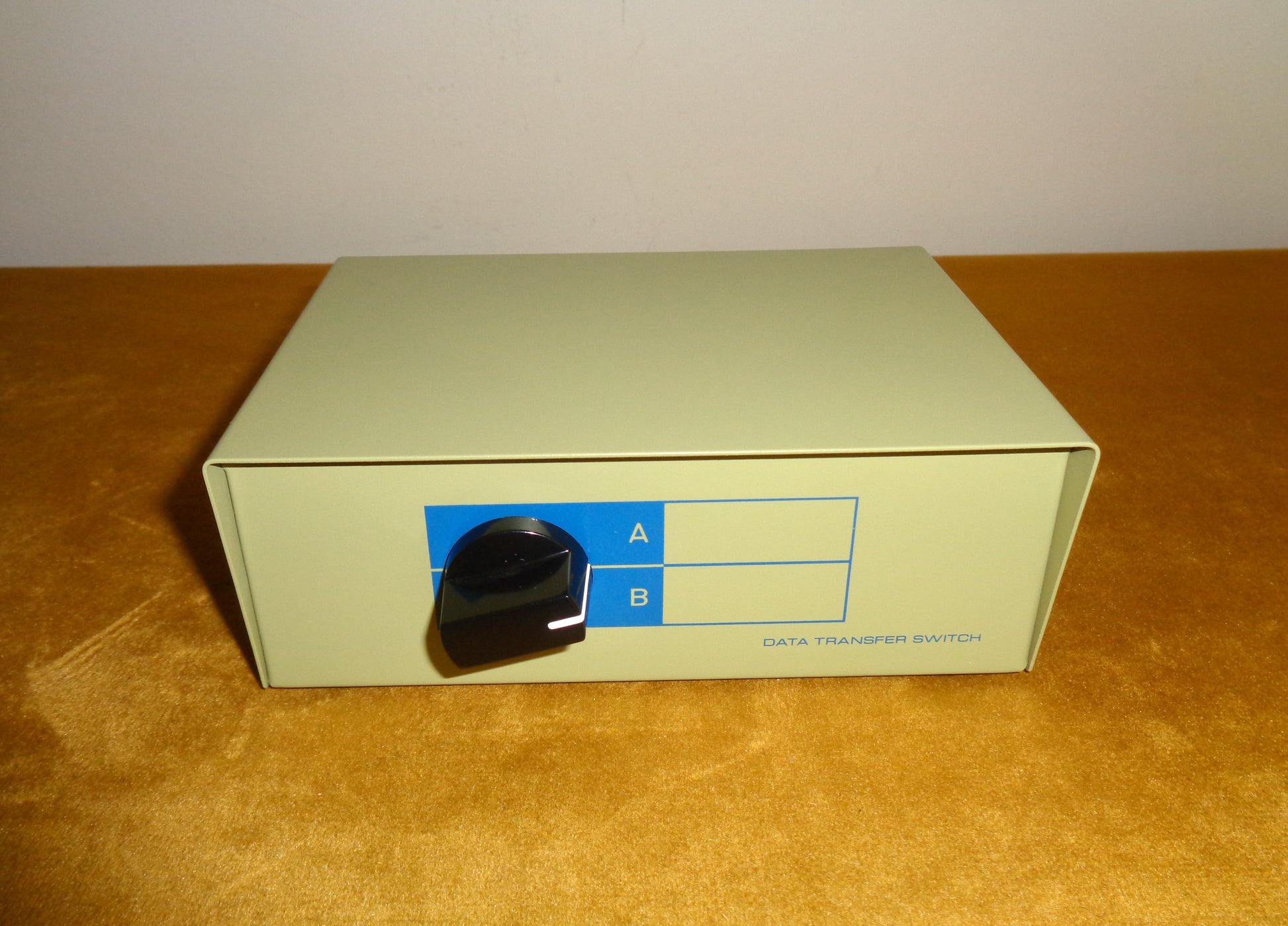 Preowned DW9AB Manual Data Switch Box Providing DB9F to 2 DB9F 2-Way Peripheral Sharing