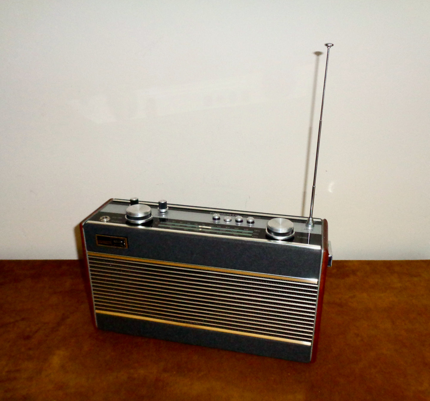 Vintage Roberts R900 MW/LW/FM Dark Grey Portable Transistor Radio