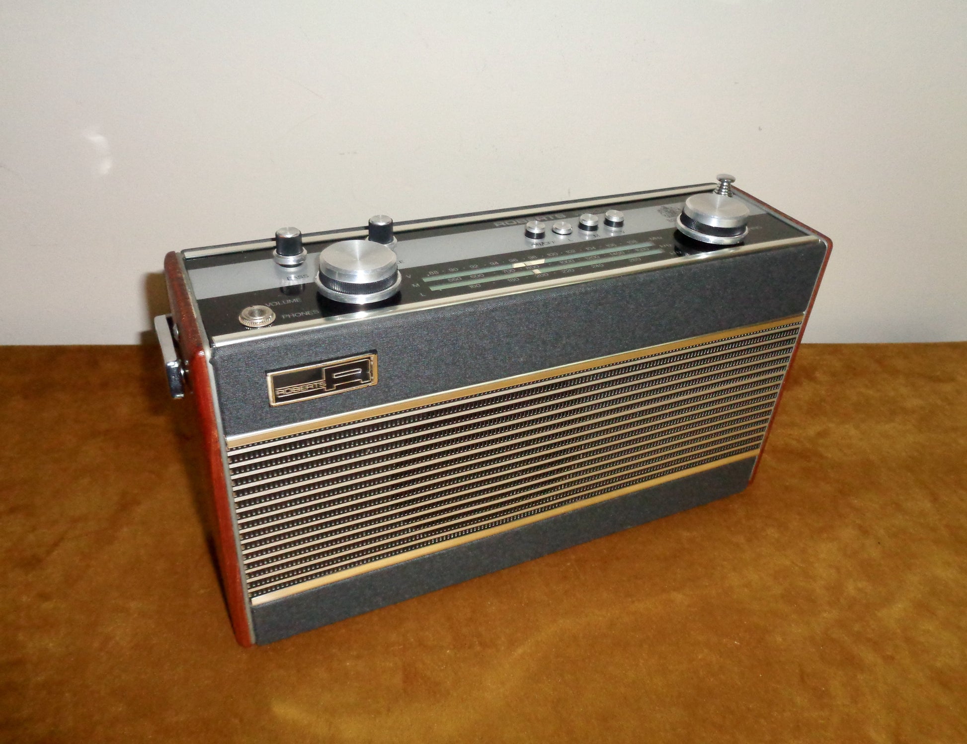 Vintage Roberts R900 MW/LW/FM Dark Grey Portable Transistor Radio