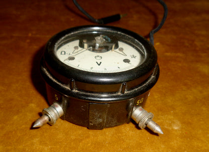 1930s ATEA Pocket Voltmeter Measuring 0-5 Volts and 0-50 Volts in A Brown Leather Case