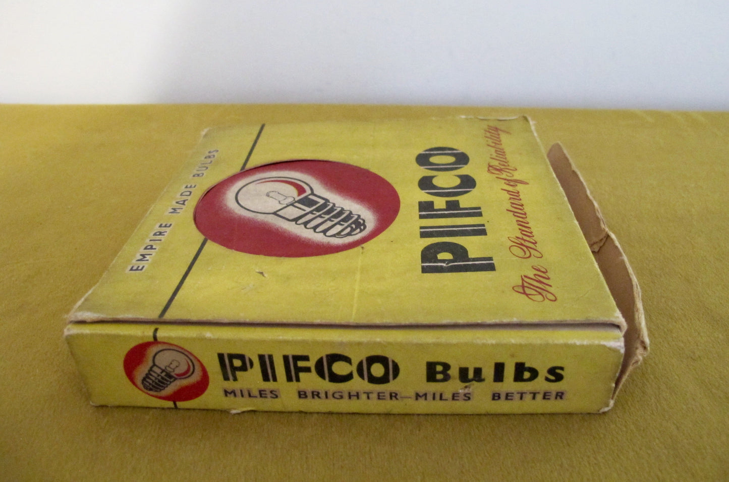 Vintage PIFCO Miniature Bulbs Sales Counter Box With 2.5v 0.3amp Teat End Bulbs