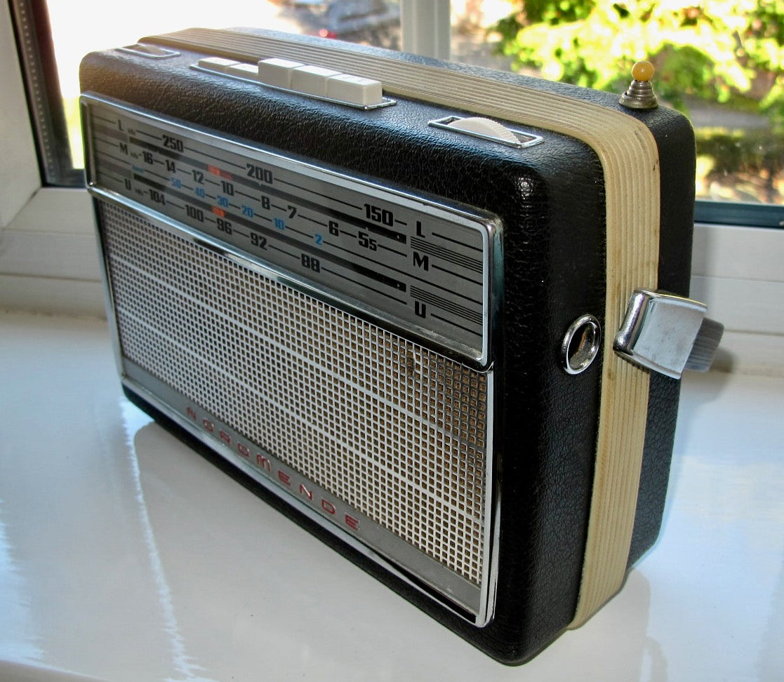 Vintage 1960s Nordmende Transita Deluxe UHF / MW / LW Transistor Radio