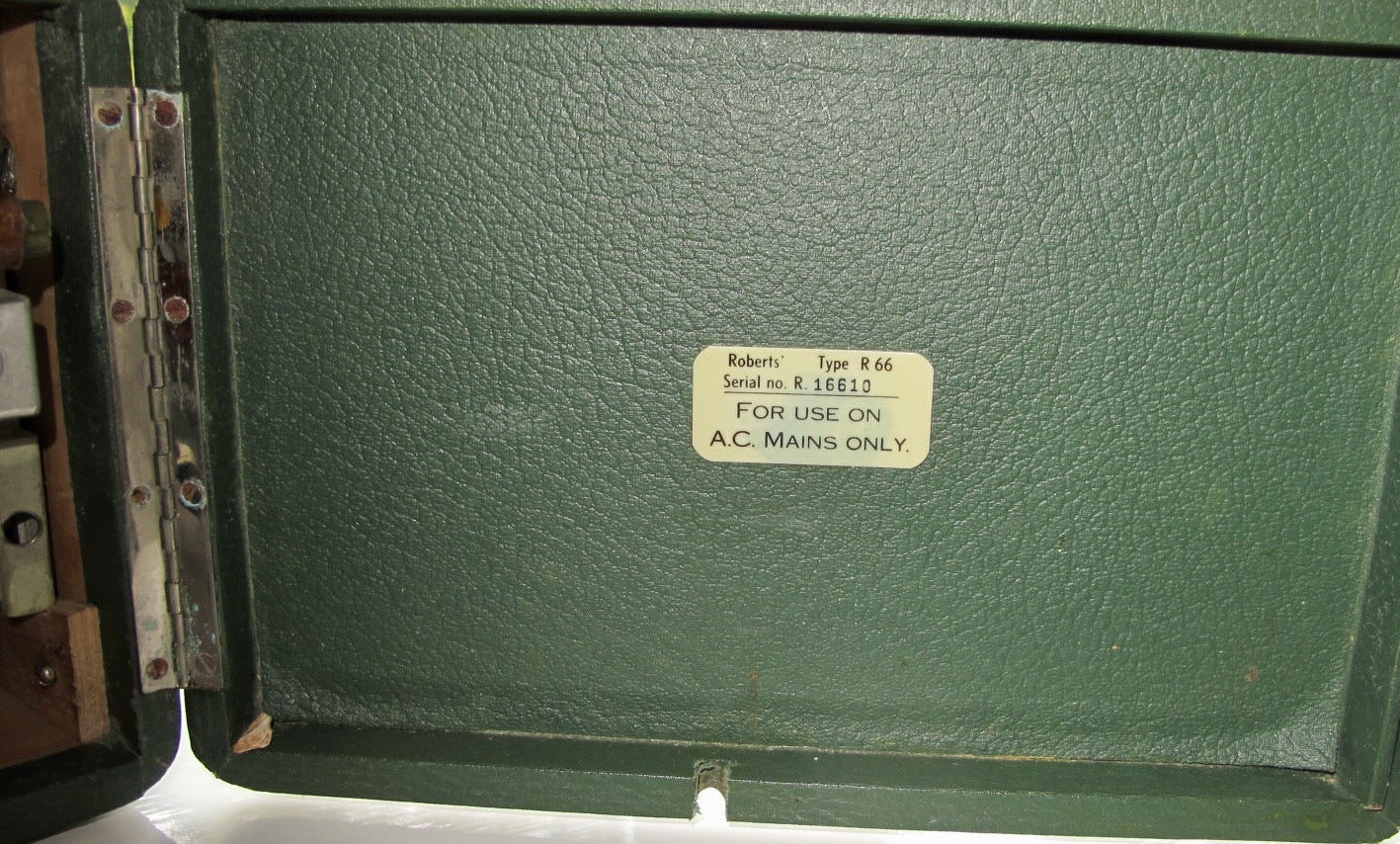 1950s Vintage Green Roberts R66 2 Waveband Valve Radio