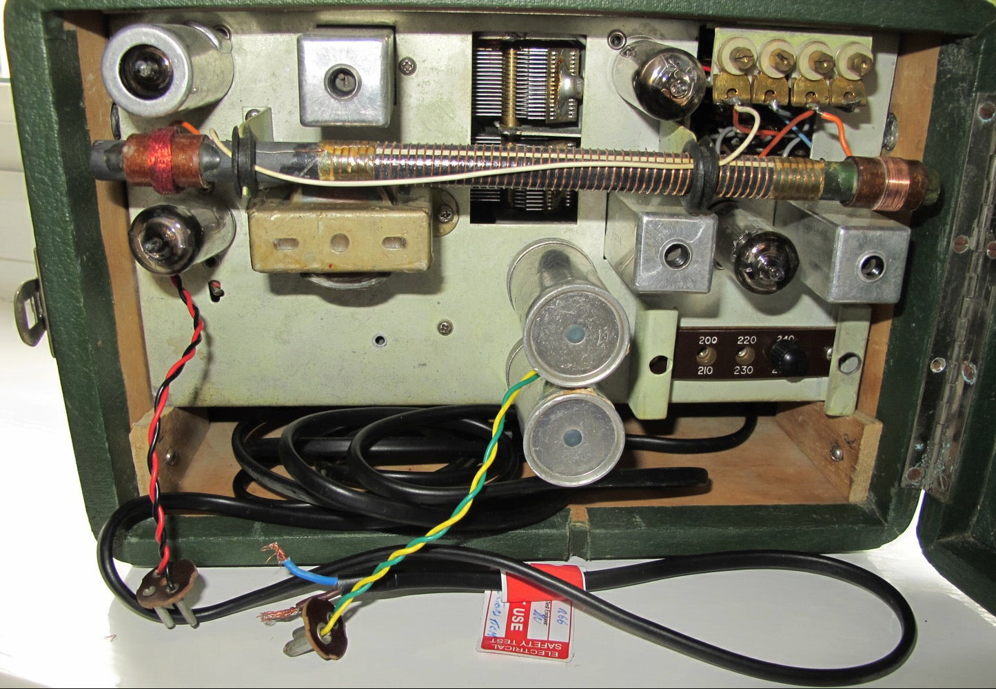 1950s Vintage Green Roberts R66 2 Waveband Valve Radio