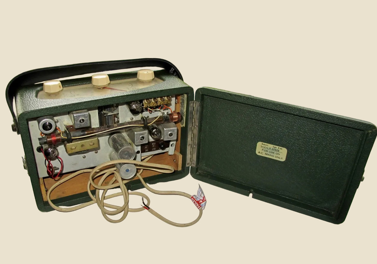 1950s Vintage Green Roberts R66 2 Waveband Valve Radio