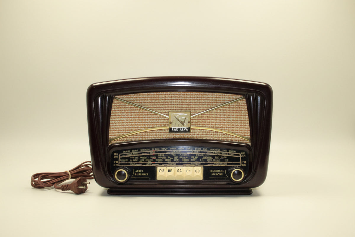 Vintage Radialva Super AS57 110 / 220 Volt Brown Bakelite Valve Radio