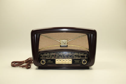 Vintage Radialva Super AS57 110 / 220 Volt Brown Bakelite Valve Radio
