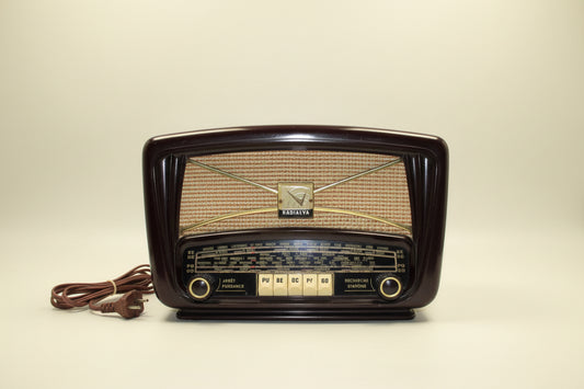 Vintage Radialva Super AS57 110 / 220 Volt Brown Bakelite Valve Radio