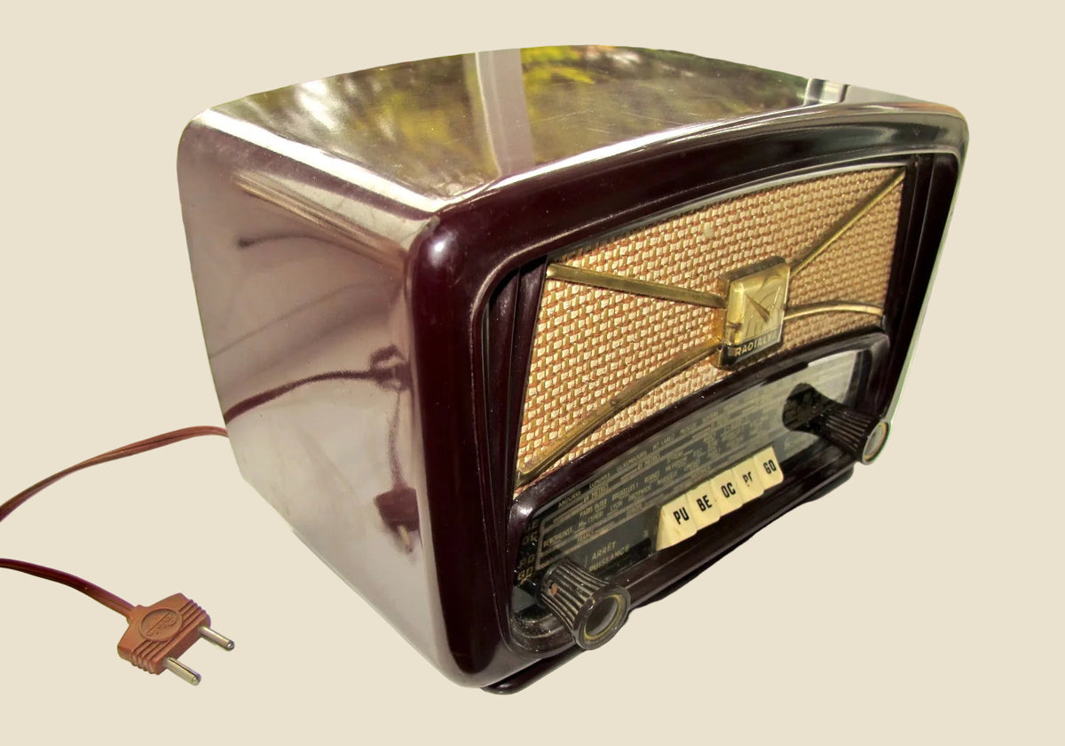 Vintage Radialva Super AS57 110 / 220 Volt Brown Bakelite Valve Radio