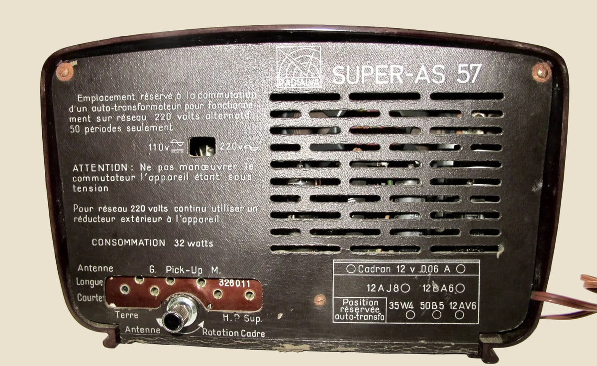 Vintage Radialva Super AS57 110 / 220 Volt Brown Bakelite Valve Radio