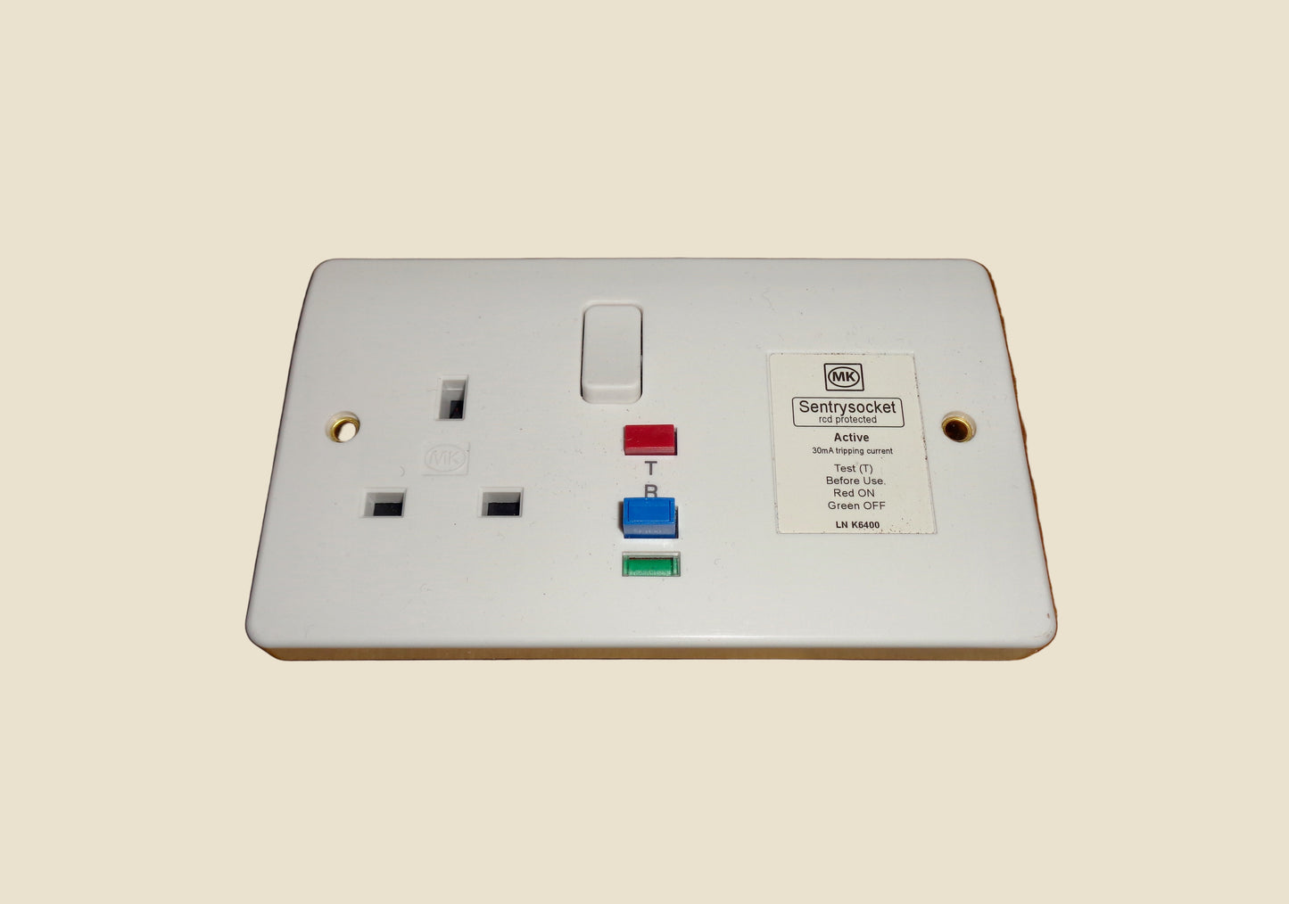 MK One Gang Sentry Socket White RCD Protected LN K6400 13A 230V