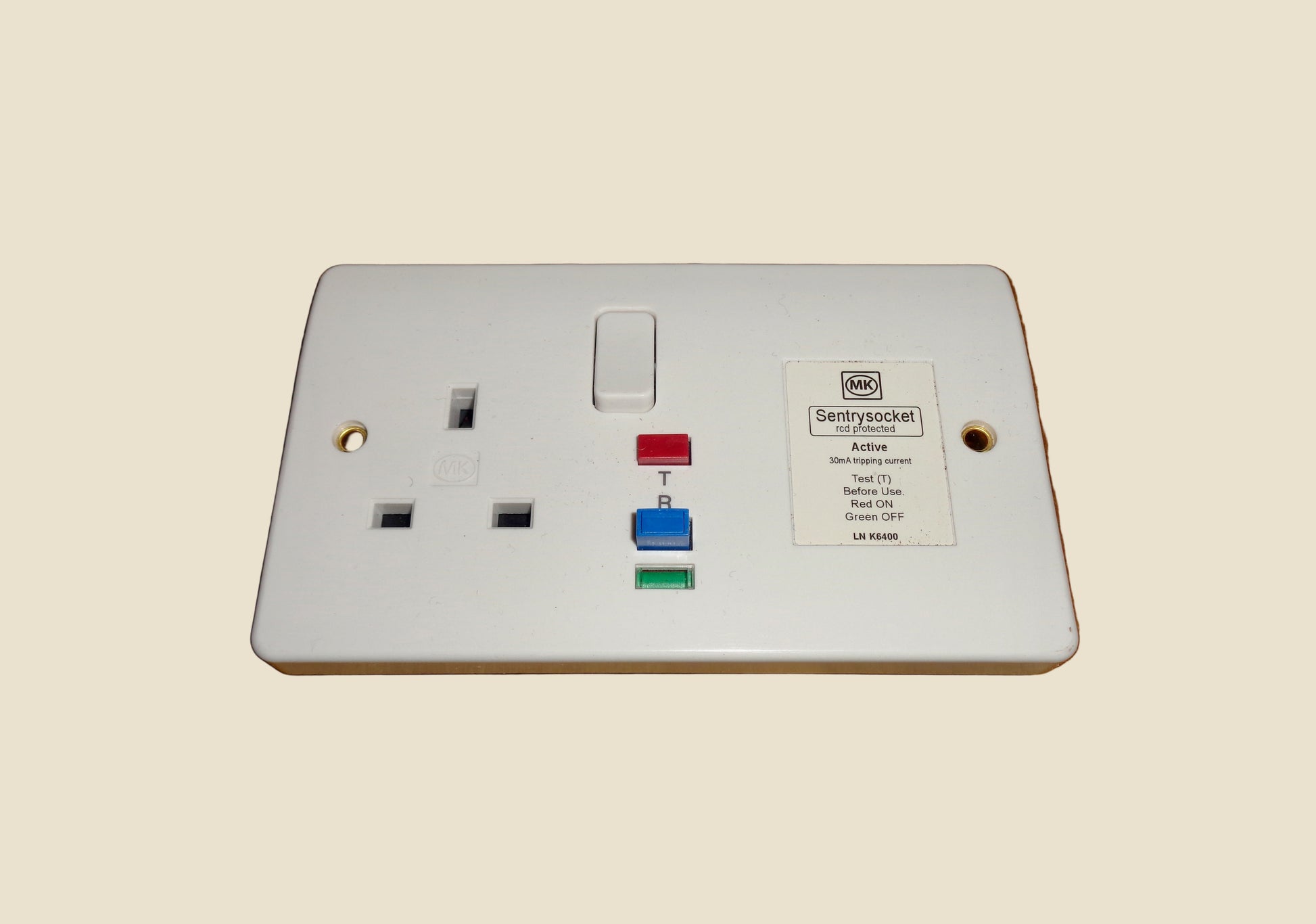 MK One Gang Sentry Socket White RCD Protected LN K6400 13A 230V