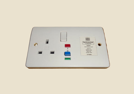 MK One Gang Sentry Socket White RCD Protected LN K6400 13A 230V