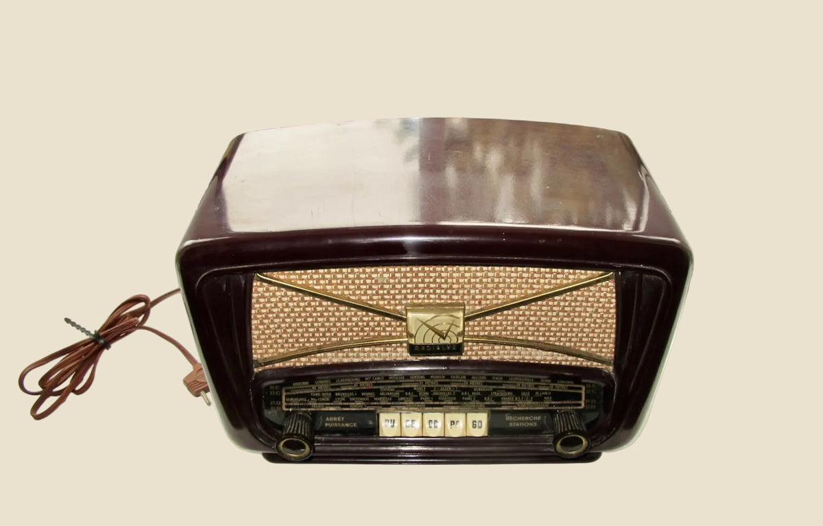 Vintage Radialva Super AS57 110 / 220 Volt Brown Bakelite Valve Radio