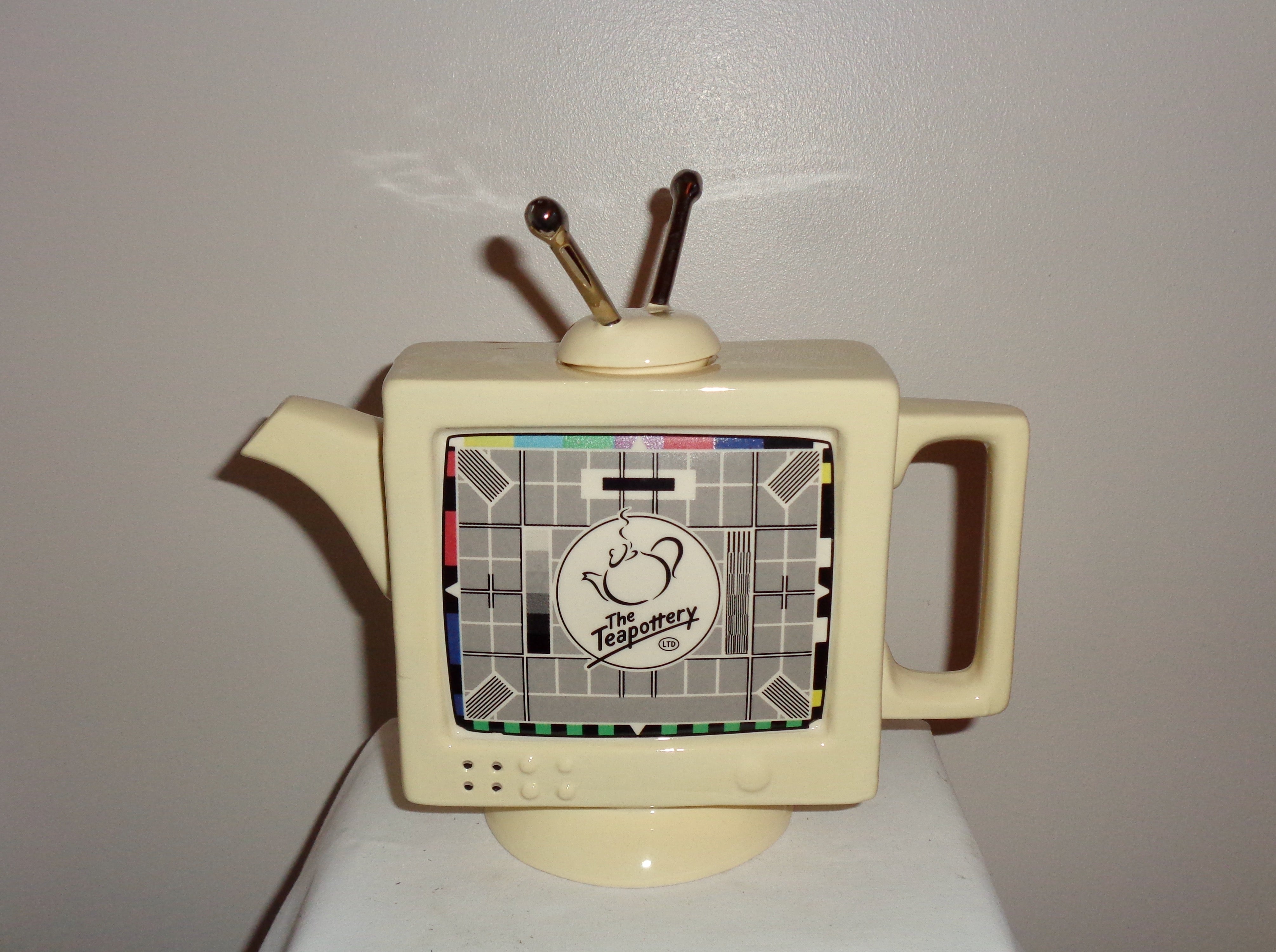 Swineside Teapottery Retro Television Novelty Pottery Teapot New