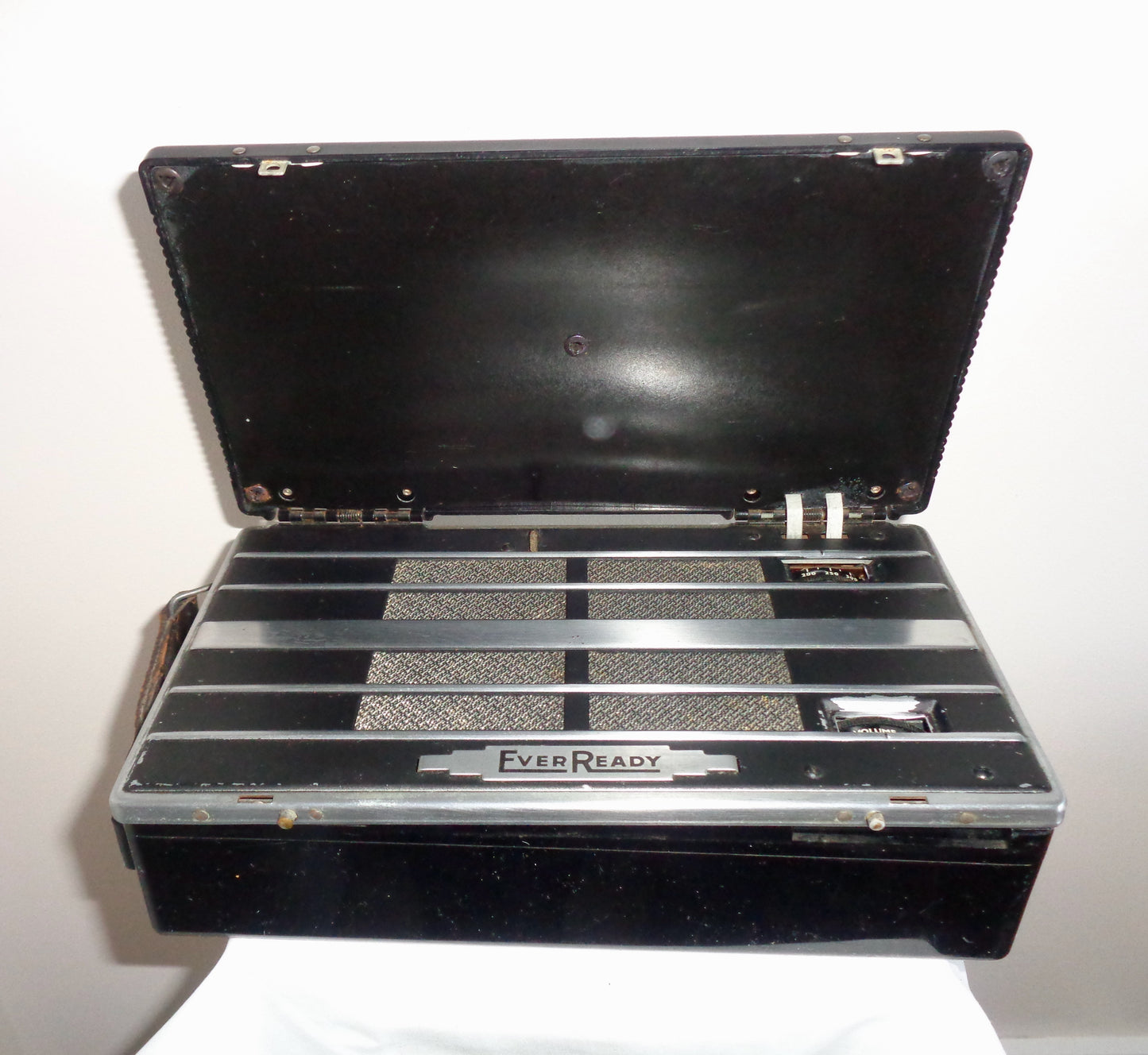 1940s Ever Ready Model Personal B Valve MW Portable Battery Radio