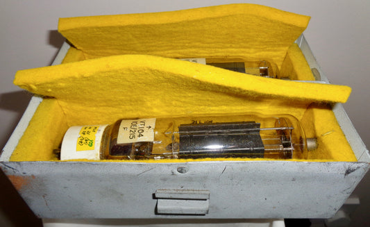 WW2 RAF Manby Metal Transit Case Holding PT15 (VT104) Pentode Valves