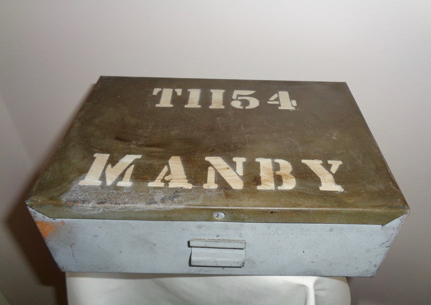 WW2 RAF Manby Metal Transit Case Holding PT15 (VT104) Pentode Valves