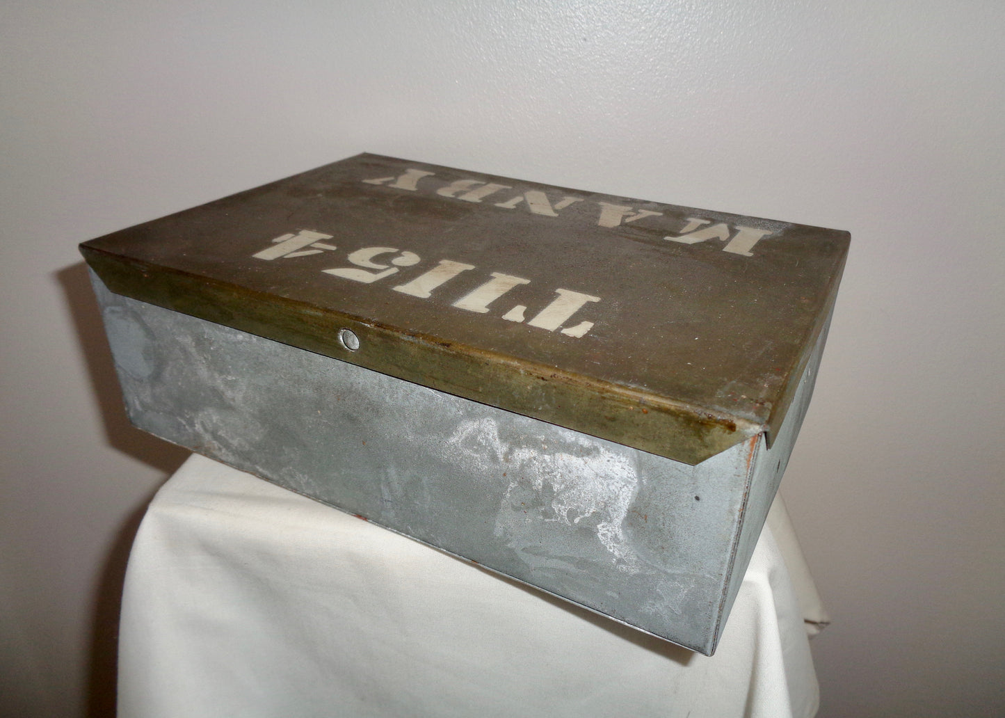 WW2 RAF Manby Metal Transit Case Holding PT15 (VT104) Pentode Valves