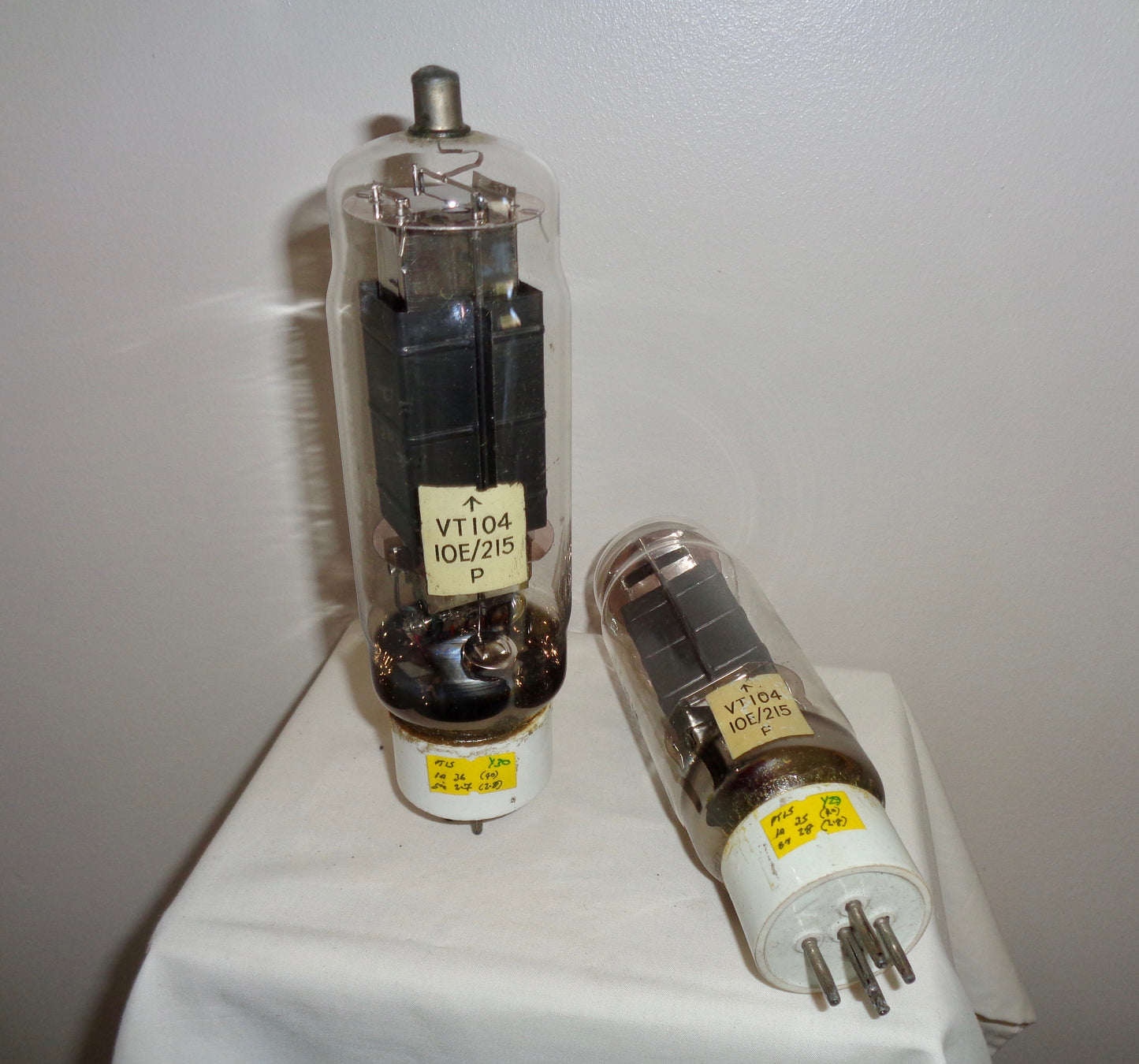 WW2 RAF Manby Metal Transit Case Holding PT15 (VT104) Pentode Valves