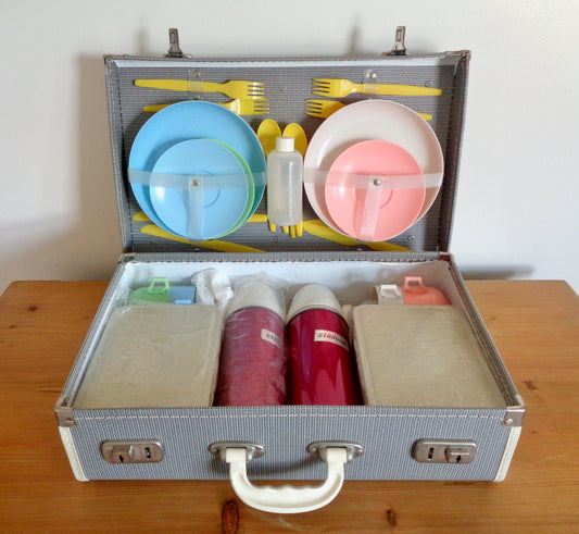 1950s Stadium Country Life Picnic Set Travel Case With 4 Place Settings In Plastic
