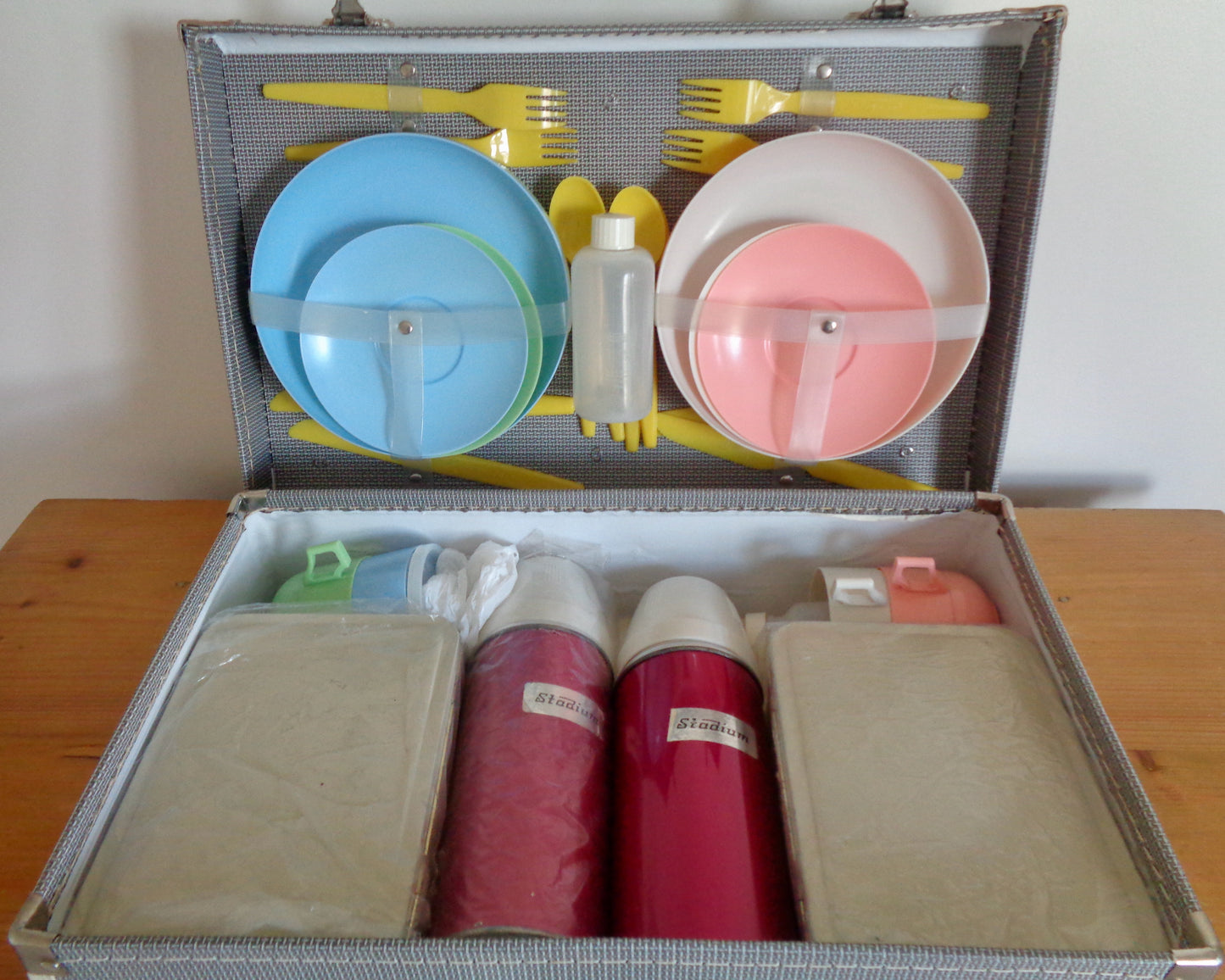1950s Stadium Country Life Picnic Set Travel Case With 4 Place Settings In Plastic