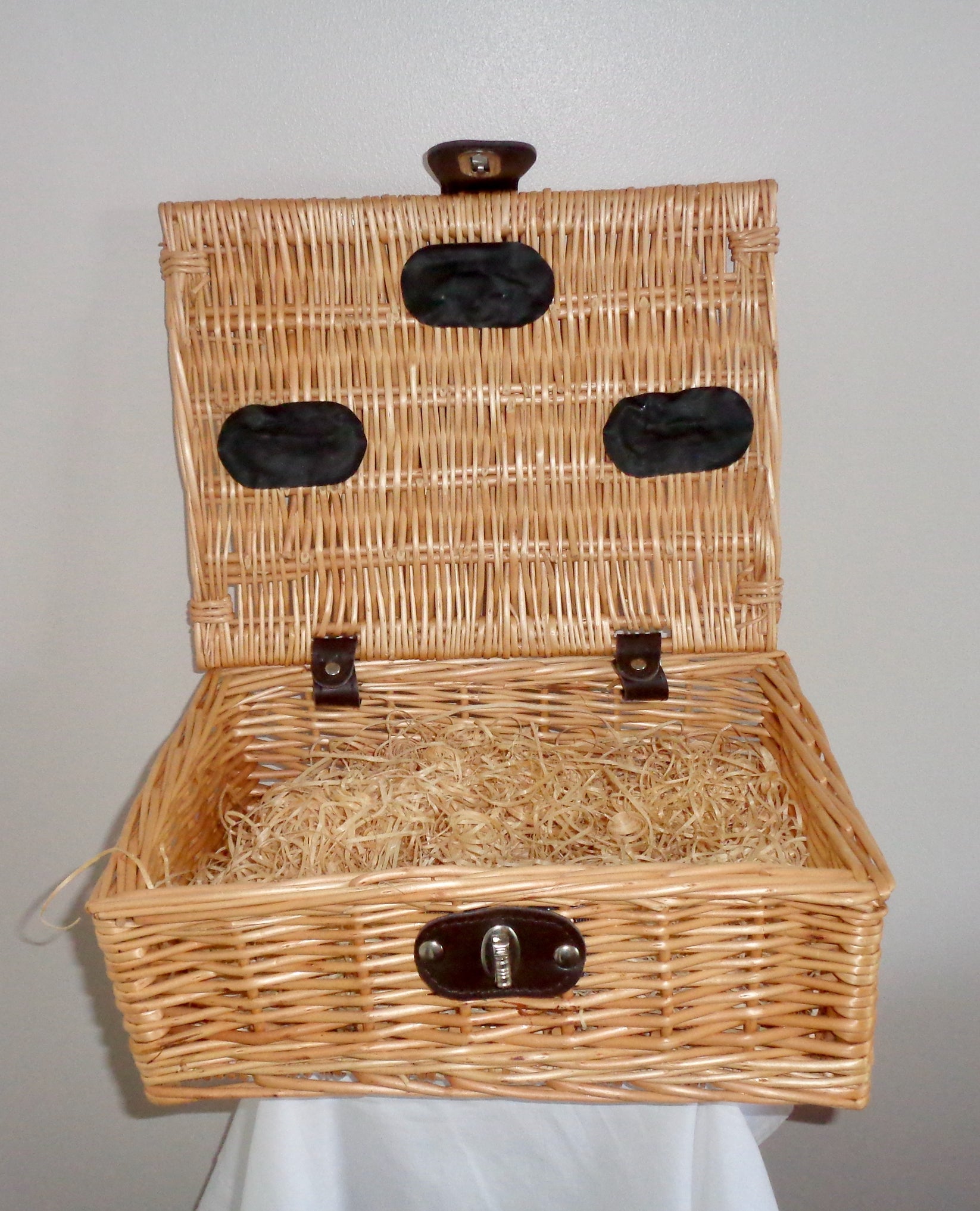 Small Wicker Picnic Basket With Brown Leather Handle and Twist Clasp
