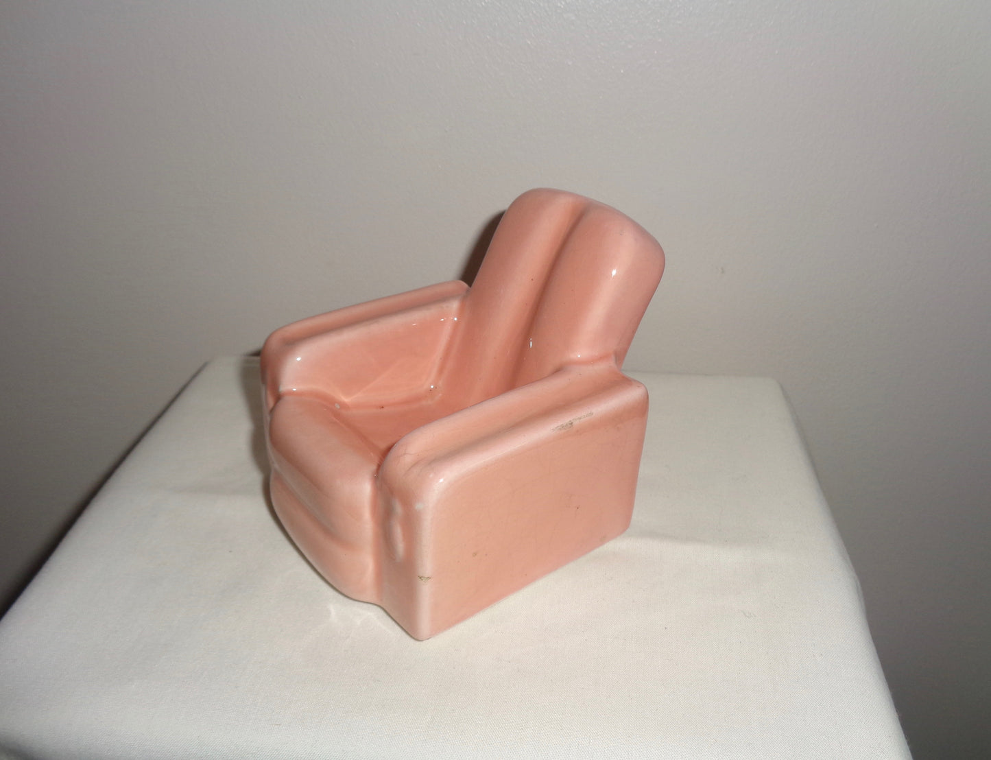 Deco Ceramic Peach Coloured Armchair Pipe Stand Rest / Holder