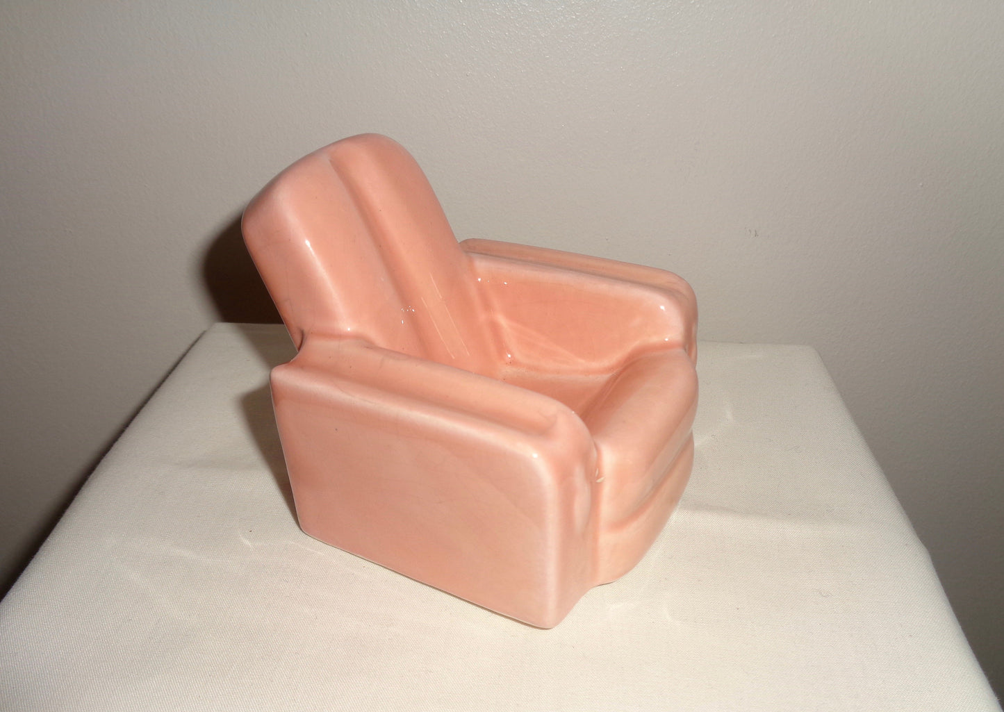 Deco Ceramic Peach Coloured Armchair Pipe Stand Rest / Holder