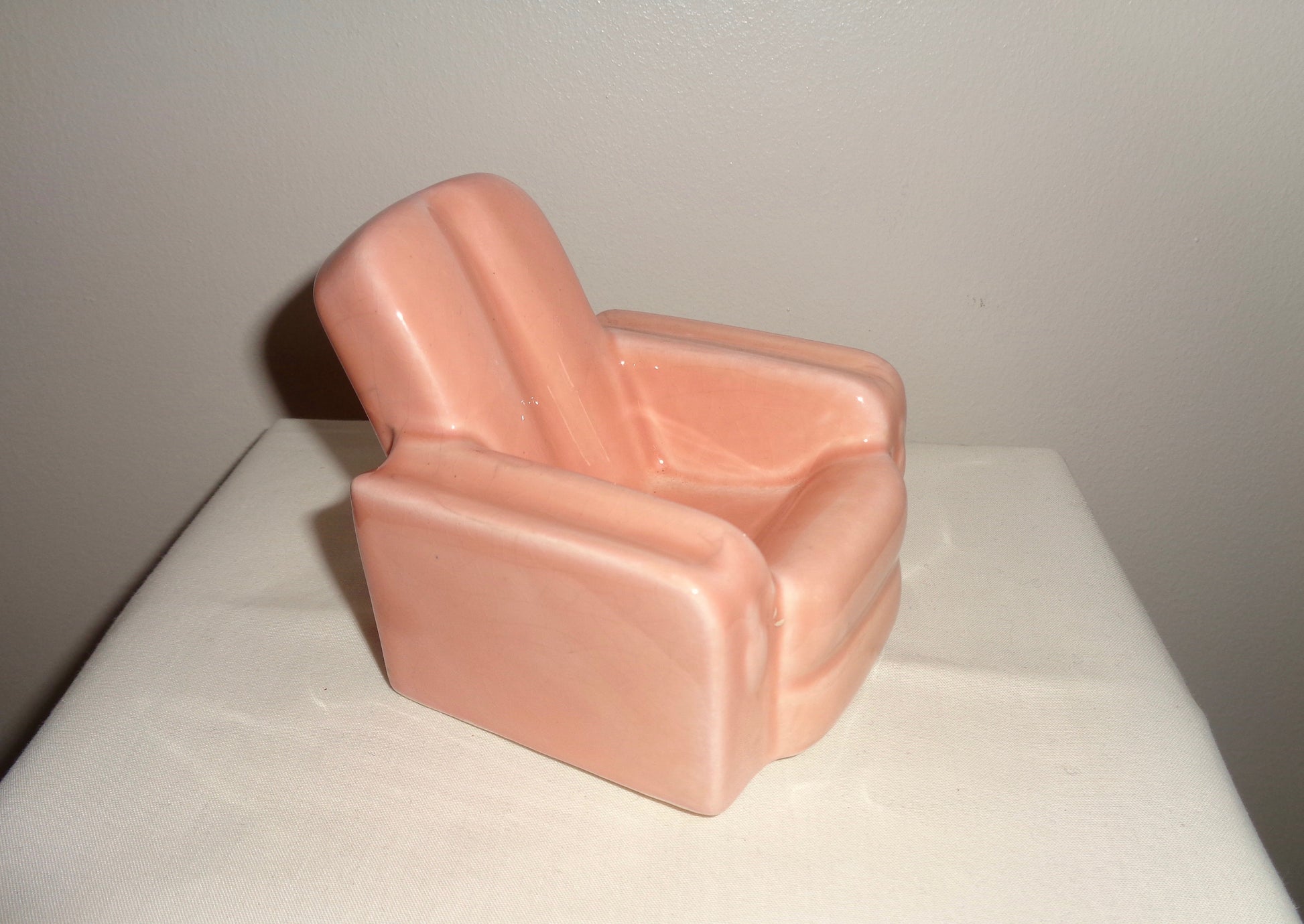 Deco Ceramic Peach Coloured Armchair Pipe Stand Rest / Holder
