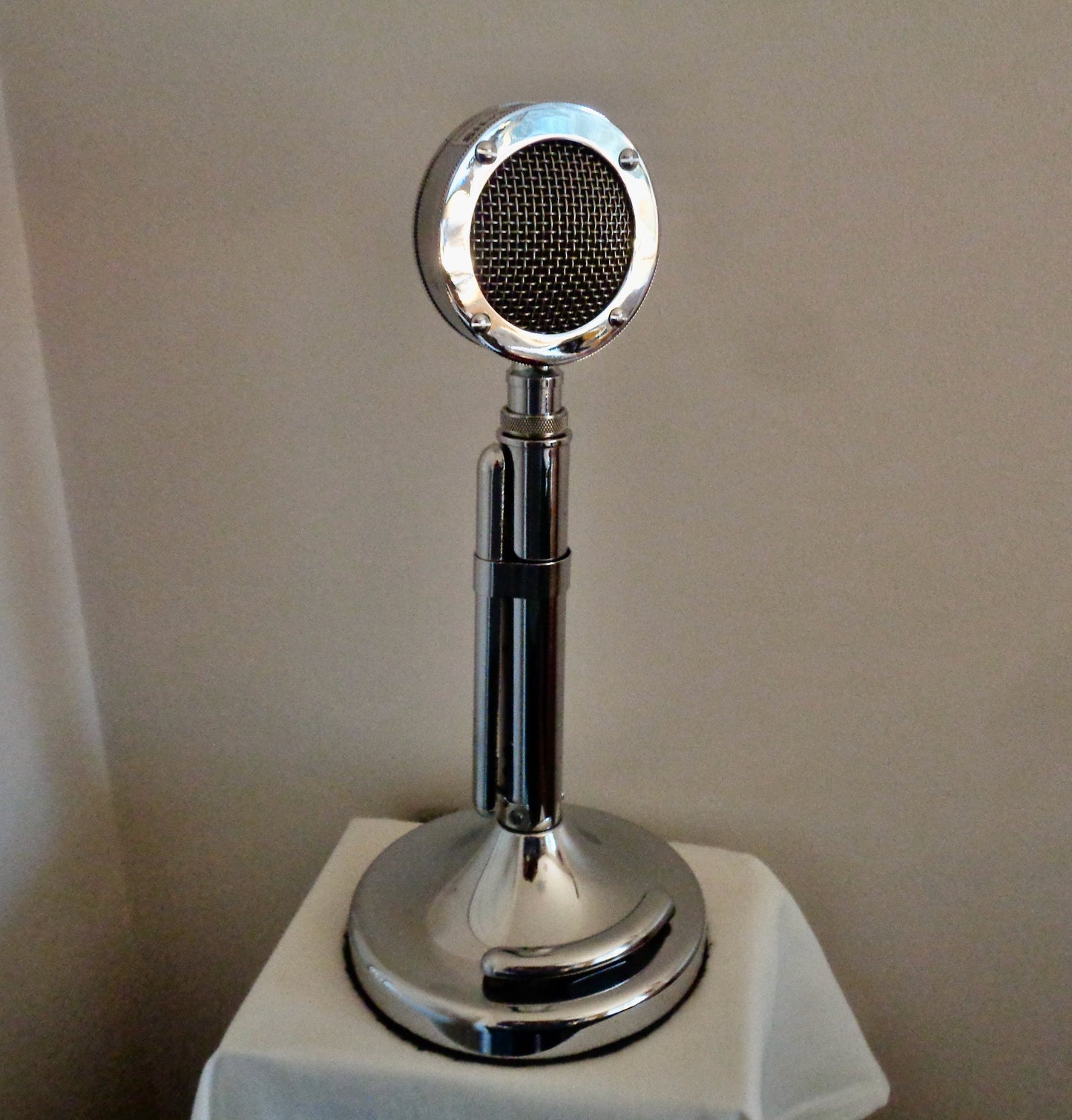 Astatic Silver Eagle D-104 Amplified Desk microphone and T-UP9 stand