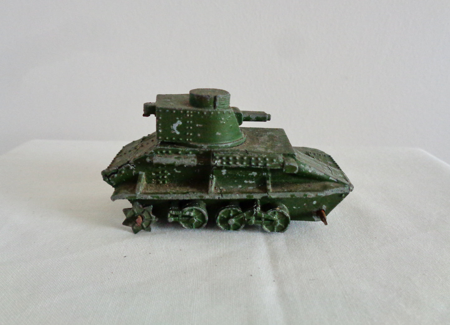 1930s Dinky Toys Vickers Armstrong Light Tank British Army Model No. 152a