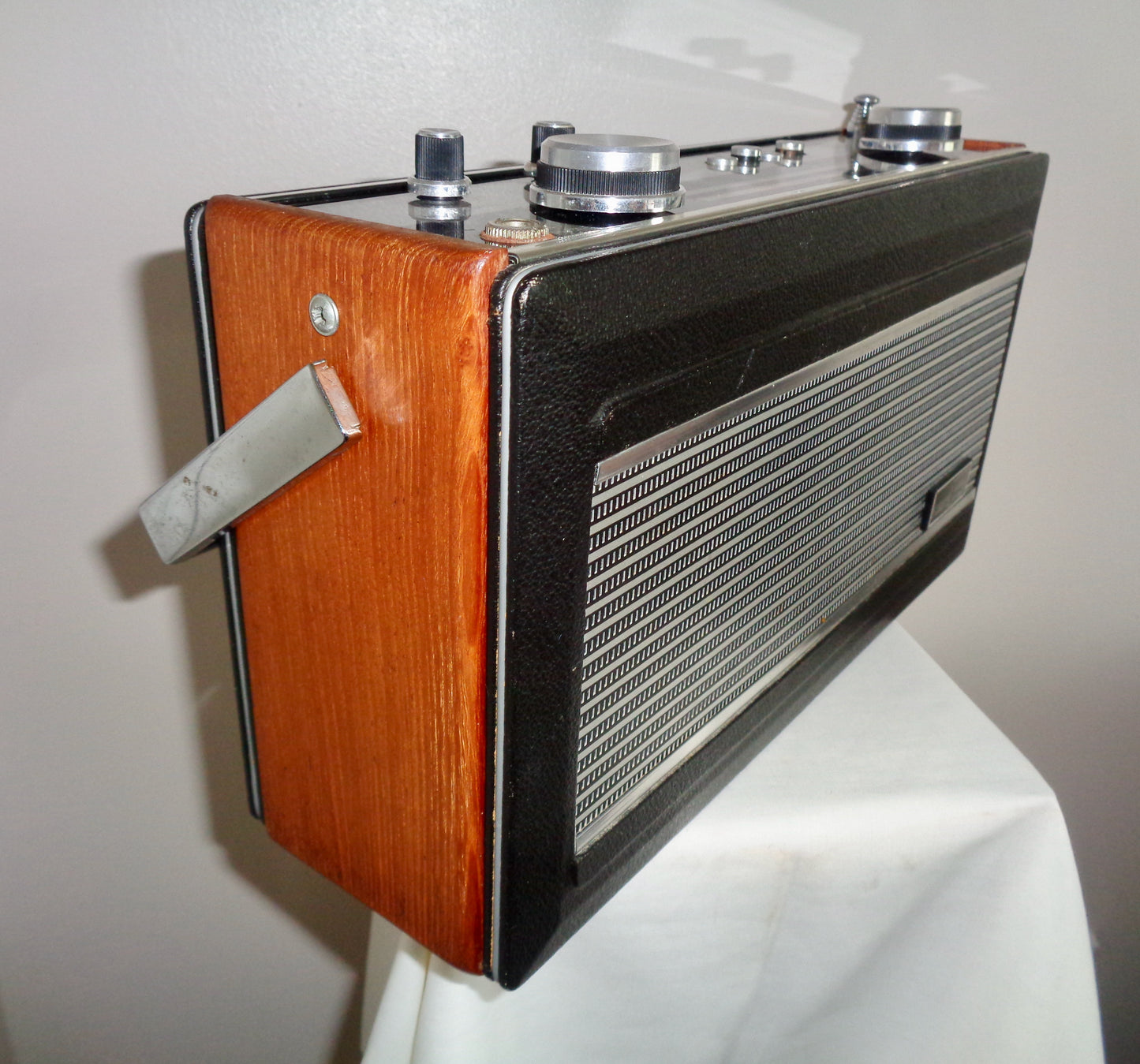 Vintage Roberts R900 MW/LW/FM Black Portable Transistor Radio