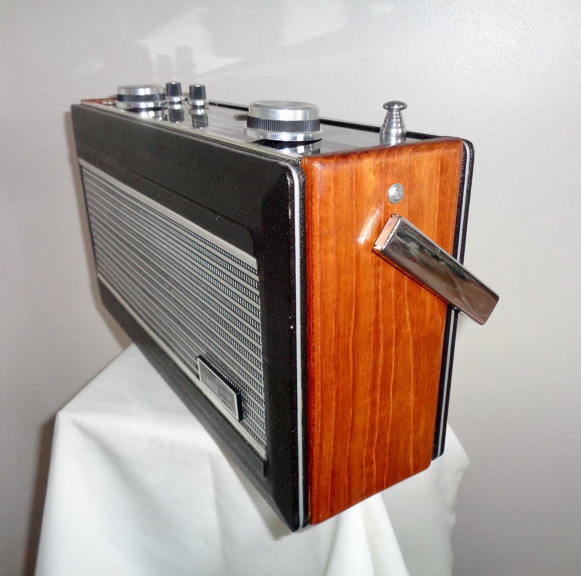 Vintage Roberts R900 MW/LW/FM Black Portable Transistor Radio