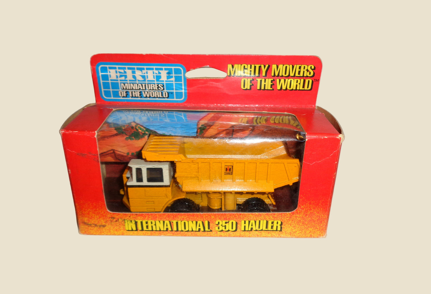 ERTL Mighty Movers 1852 International 350 Hauler Model Lorry